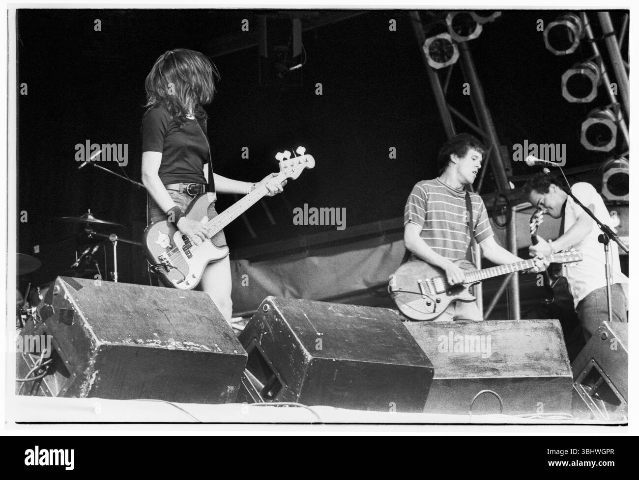SUPERCHUNK, GLASTONBURY 1993: Laura Ballance e Mac McCaughan delle leggende indie americane Superchunk sul palco della piramide al Glastonbury Festival, Pilton, Inghilterra, venerdì 25 1993 giugno. Fotografia: ROB WATKINS. BAND INFO: Superchunk, formatosi nel 1989, è un gruppo indie rock di Chapel Hill, Carolina del Nord. Nota per il loro suono energico e melodico, la band, guidata da Mac McCaughan, è stata una forza consistente e influente nel panorama della musica alternativa. Foto Stock