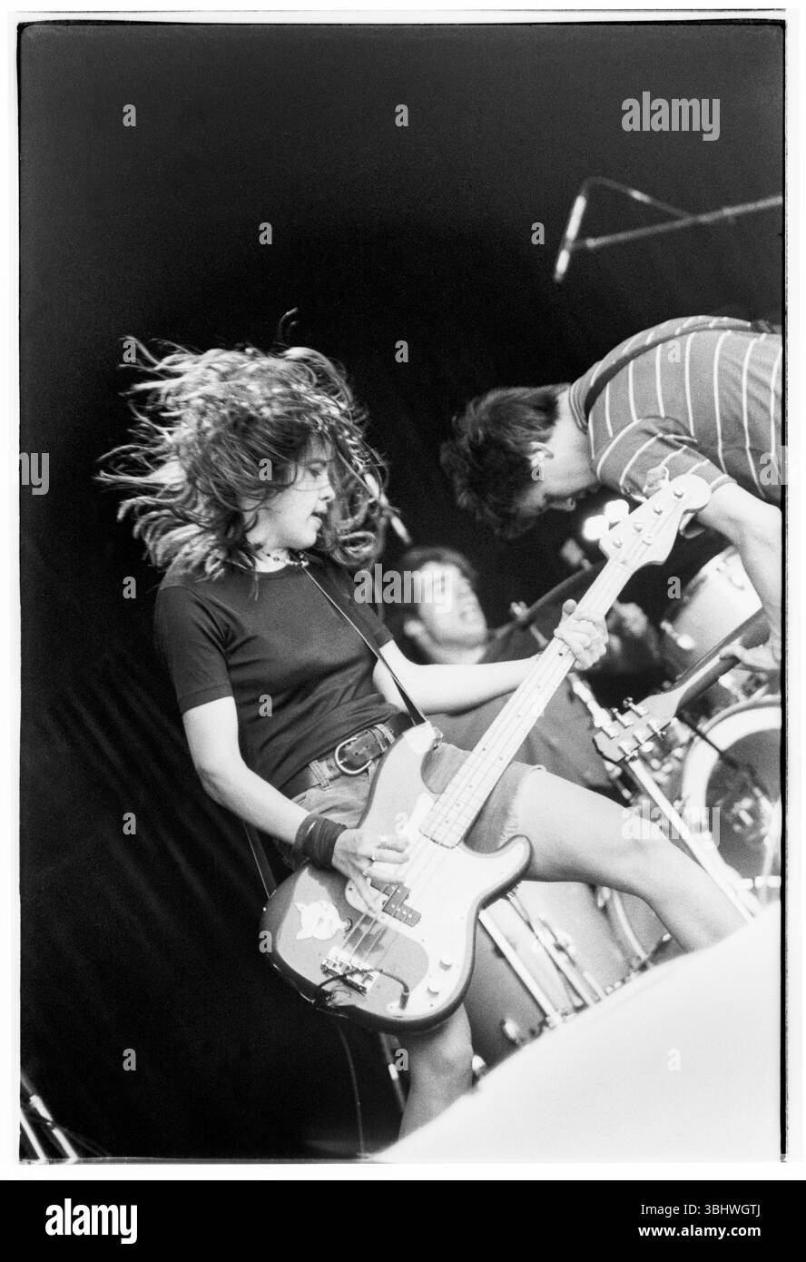 SUPERCHUNK, GLASTONBURY 1993: Laura Ballance e Mac McCaughan delle leggende indie americane Superchunk sul palco della piramide al Glastonbury Festival, Pilton, Inghilterra, venerdì 25 1993 giugno. Fotografia: ROB WATKINS. BAND INFO: Superchunk, formatosi nel 1989, è un gruppo indie rock di Chapel Hill, Carolina del Nord. Nota per il loro suono energico e melodico, la band, guidata da Mac McCaughan, è stata una forza consistente e influente nel panorama della musica alternativa. Foto Stock