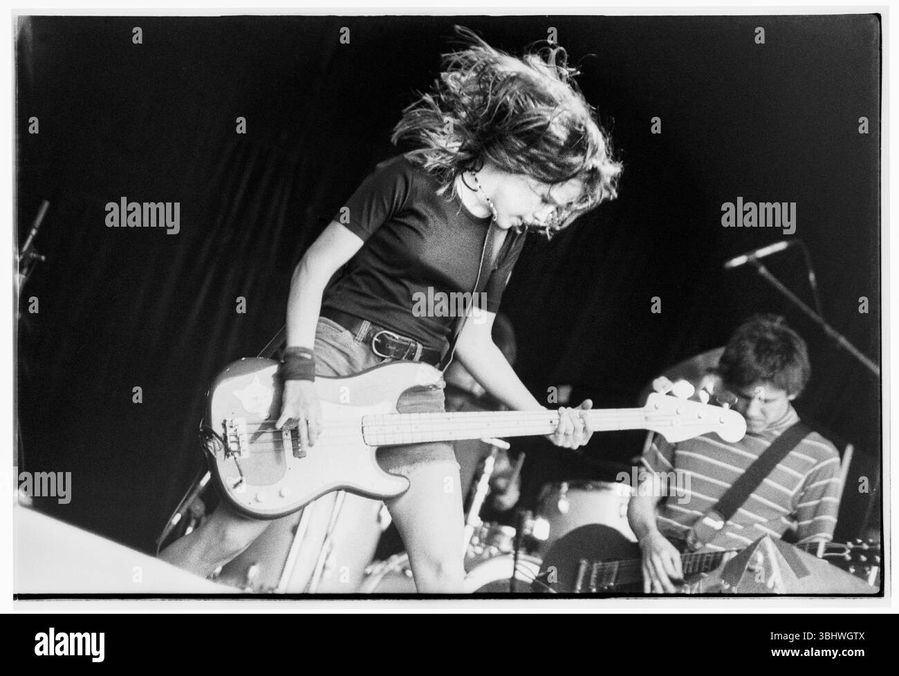 SUPERCHUNK, GLASTONBURY 1993: Laura Ballance e Mac McCaughan delle leggende indie americane Superchunk sul palco della piramide al Glastonbury Festival, Pilton, Inghilterra, venerdì 25 1993 giugno. Fotografia: ROB WATKINS. BAND INFO: Superchunk, formatosi nel 1989, è un gruppo indie rock di Chapel Hill, Carolina del Nord. Nota per il loro suono energico e melodico, la band, guidata da Mac McCaughan, è stata una forza consistente e influente nel panorama della musica alternativa. Foto Stock