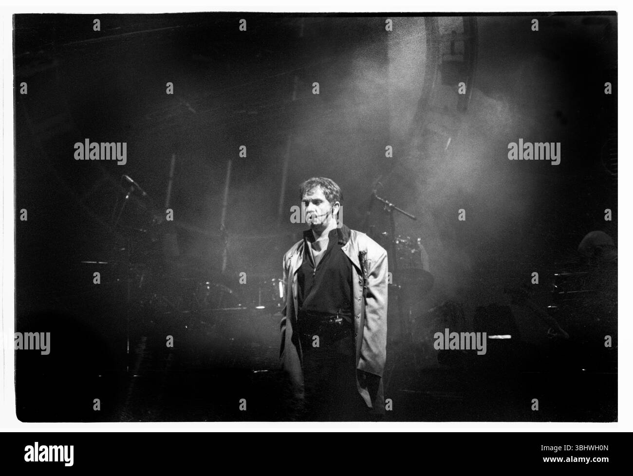 PETER GABRIEL, HEADLINER DEL PALCO PIRAMIDALE, GLASTONBURY 94: Peter Gabriel suona dal vivo come headliner al Pyramid Stage al Glastonbury Festival, Inghilterra, 26 giugno 1994. Fotografia: Rob Watkins Foto Stock