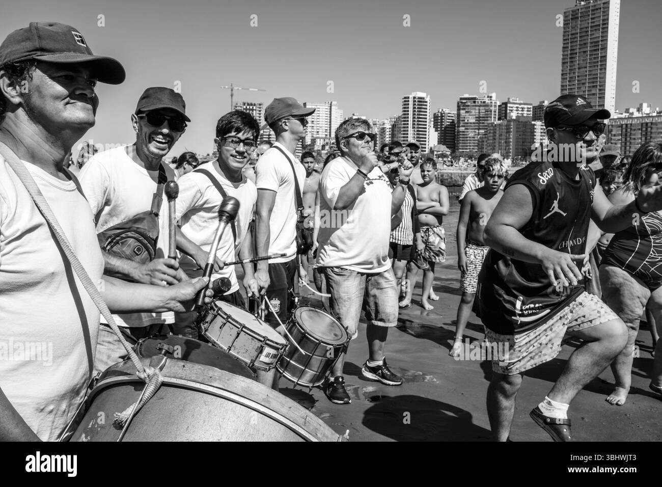 Gente argentina che balla sulla Playa Popular Beach (nota anche come Playa Bristol Beach), Mar del Plata, Provincia di Buenos Aires, Argentina. Foto Stock