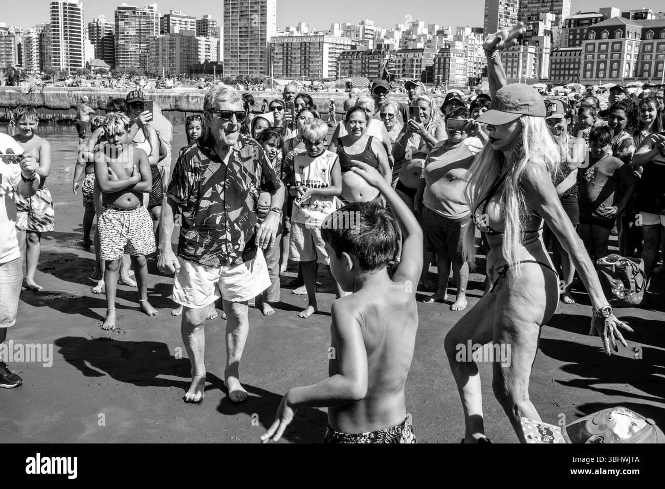 Gente argentina che balla sulla Playa Popular Beach (nota anche come Playa Bristol Beach), Mar del Plata, Provincia di Buenos Aires, Argentina. Foto Stock