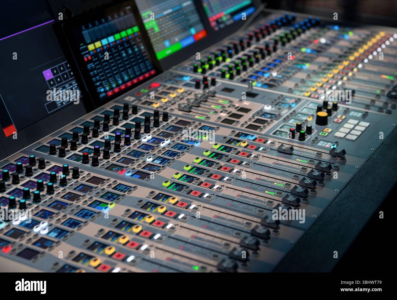 Console di trasmissione con numerosi interruttori. Immagine di messa a fuoco selettiva del cruscotto - scheda mixer. Foto Stock