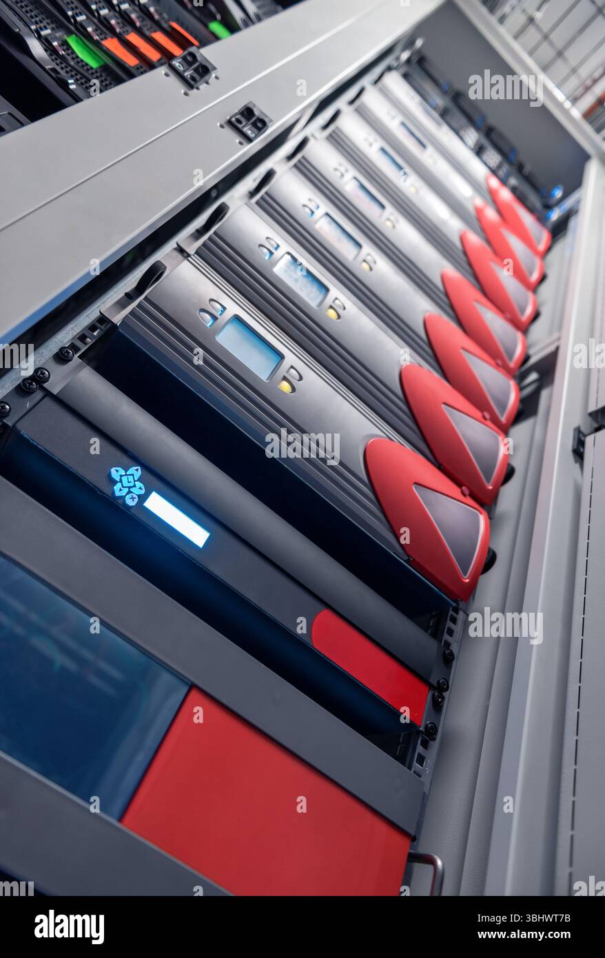 Riga verticale di moduli della piattaforma grafica in un server. Guardare una pila di apparecchiature di rendering video in un rack. Foto Stock