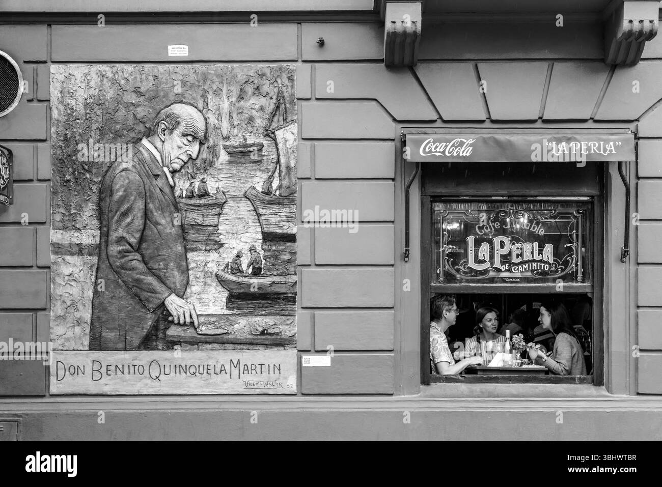 Turisti/visitatori che mangiano Un pasto all'interno di la Perla Caminito Cafe/Restaurant, quartiere la Boca, Buenos Aires, Argentina. Foto Stock