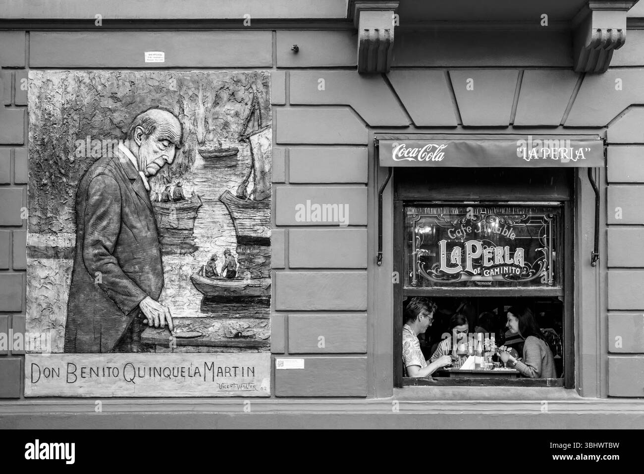 Turisti/visitatori che mangiano Un pasto all'interno di la Perla Caminito Cafe/Restaurant, quartiere la Boca, Buenos Aires, Argentina. Foto Stock