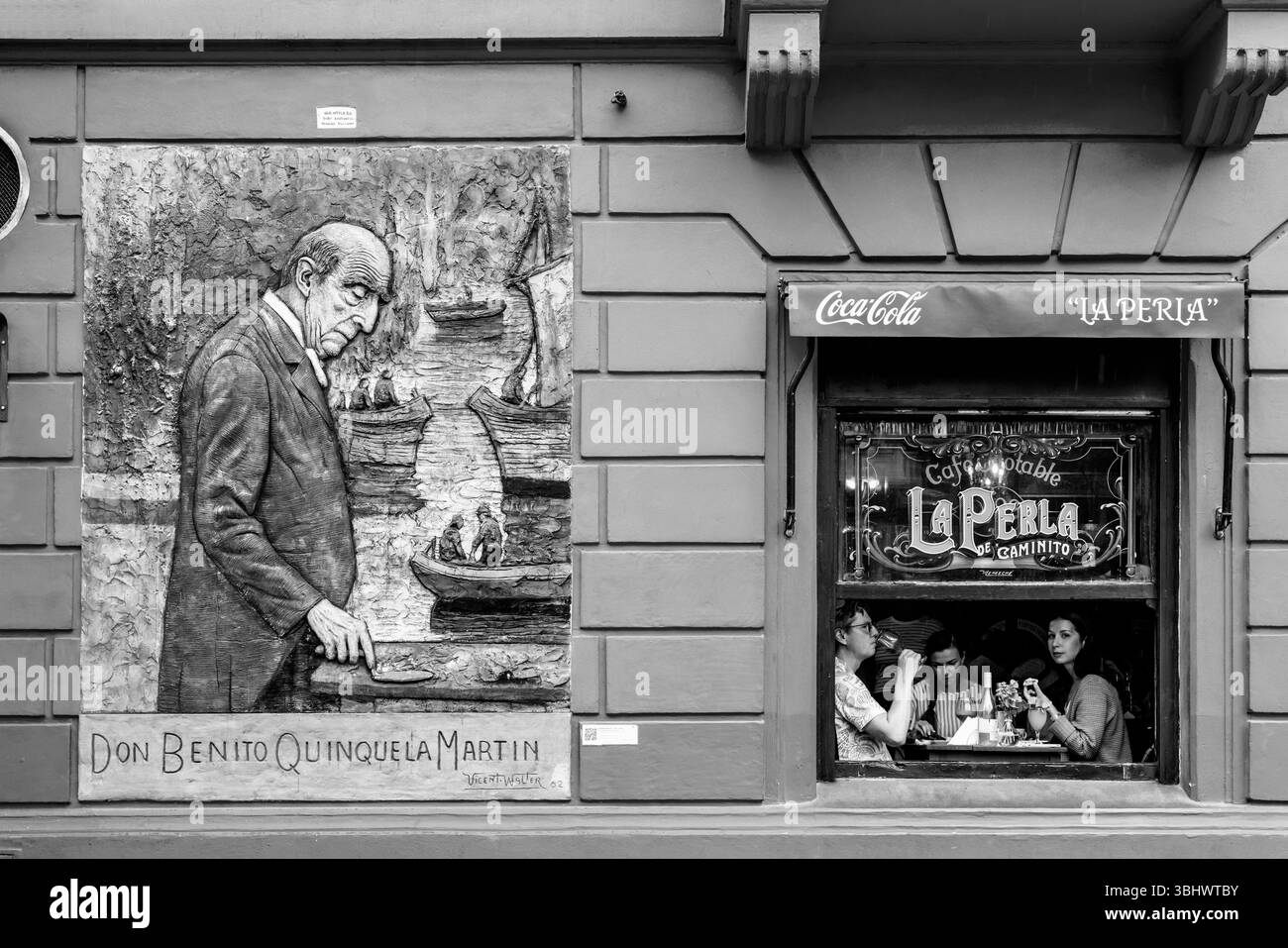 Turisti/visitatori che mangiano Un pasto all'interno di la Perla Caminito Cafe/Restaurant, quartiere la Boca, Buenos Aires, Argentina. Foto Stock