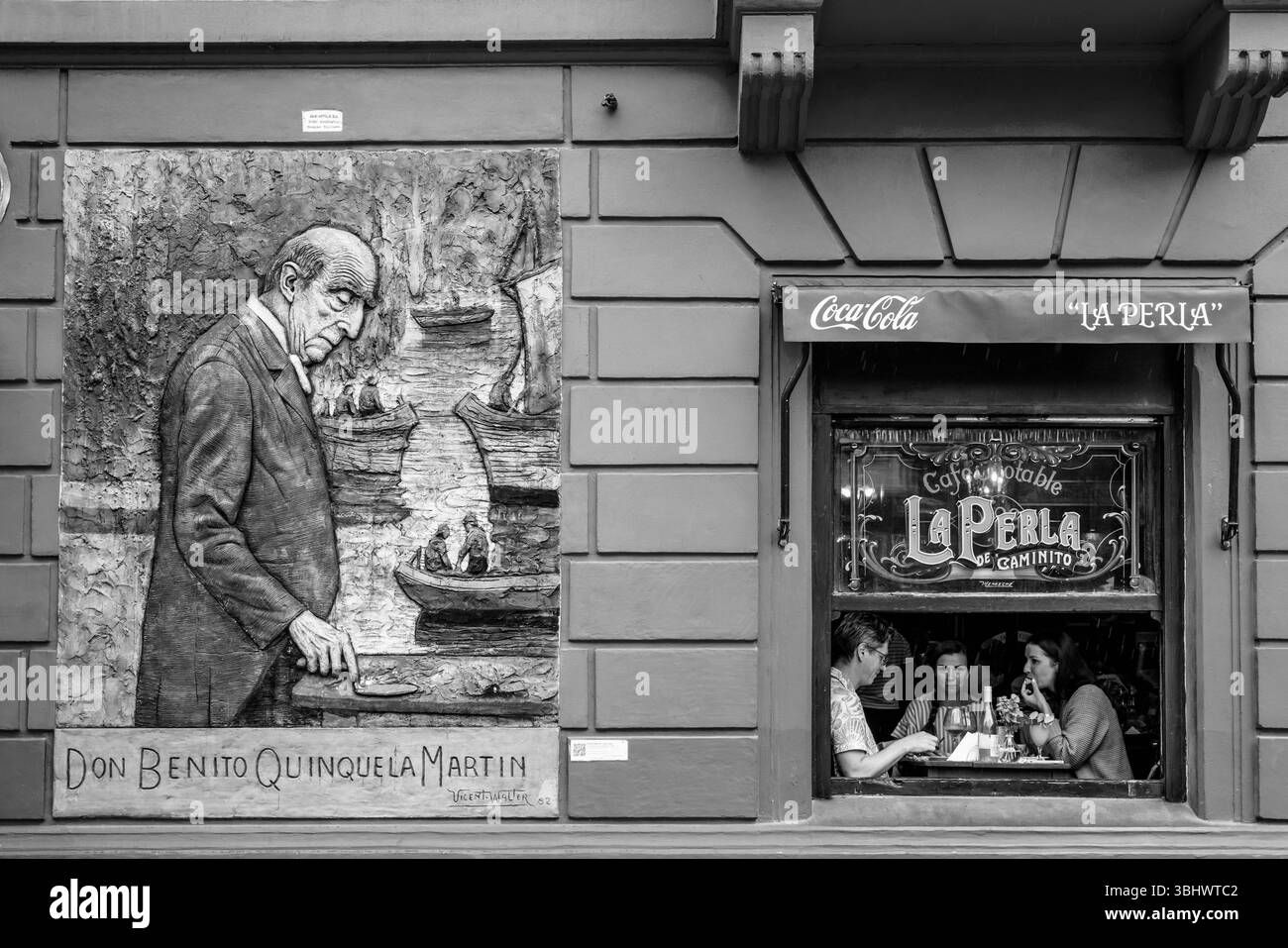 Turisti/visitatori che mangiano Un pasto all'interno di la Perla Caminito Cafe/Restaurant, quartiere la Boca, Buenos Aires, Argentina. Foto Stock