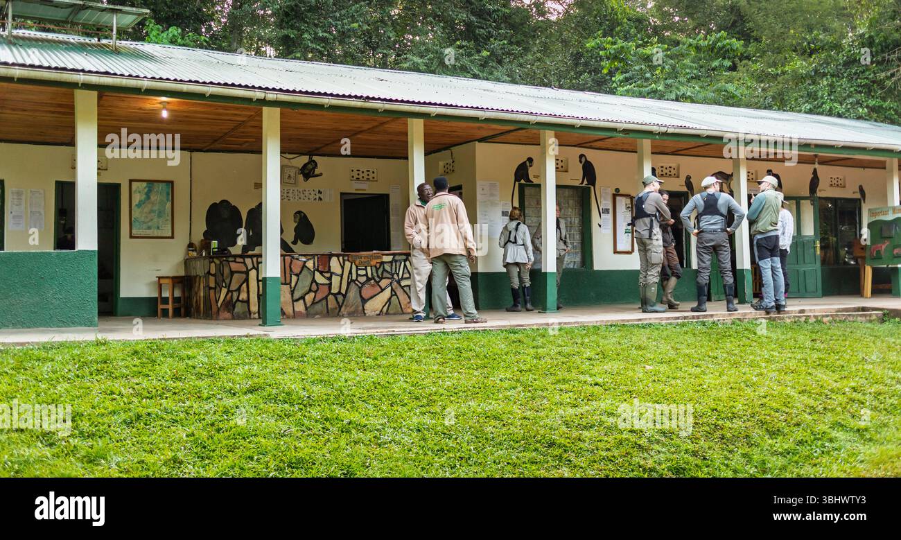 Banco informazioni e uffici all'ingresso del Parco Nazionale di Kibale, Uganda occidentale, per incontri con scimpanzé abituati e selvaggi Foto Stock