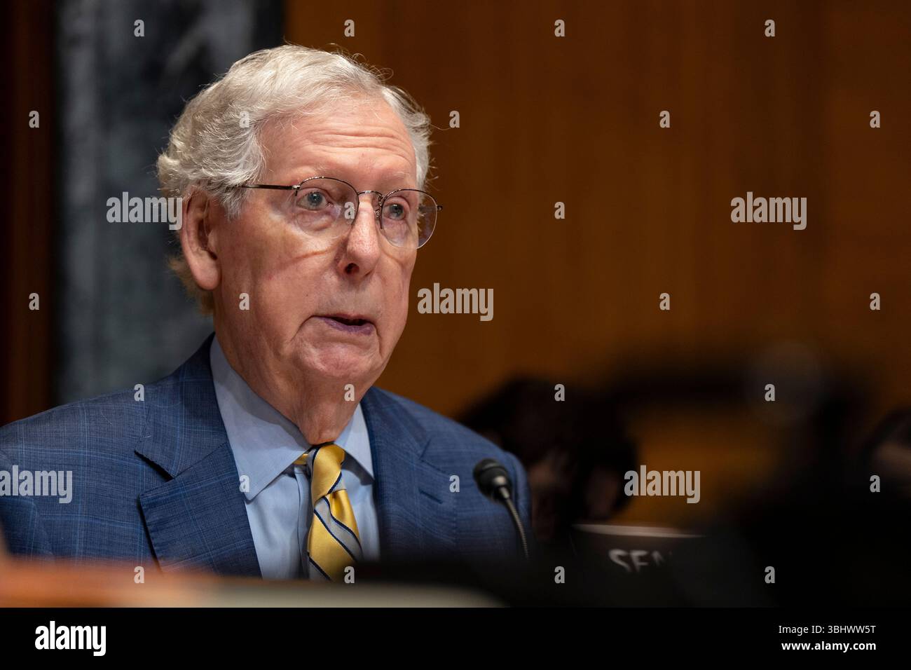 Washington, Stati Uniti d'America. 11 giugno 2025. Washington, Stati Uniti d'America. 11 giugno 2025. Il senatore degli Stati Uniti Mitch McConnell, R-KY, pone una domanda al segretario alla difesa Pete Hegseth durante le audizioni sul bilancio della difesa 2026 di fronte alla sottocommissione per gli stanziamenti del Senato presso il Dirksen Senate Office Building a Capitol Hill, 11 giugno 2025 a Washington, DC credito: PO1 Alexander Kubitza/DOD Photo/Alamy Live News Foto Stock