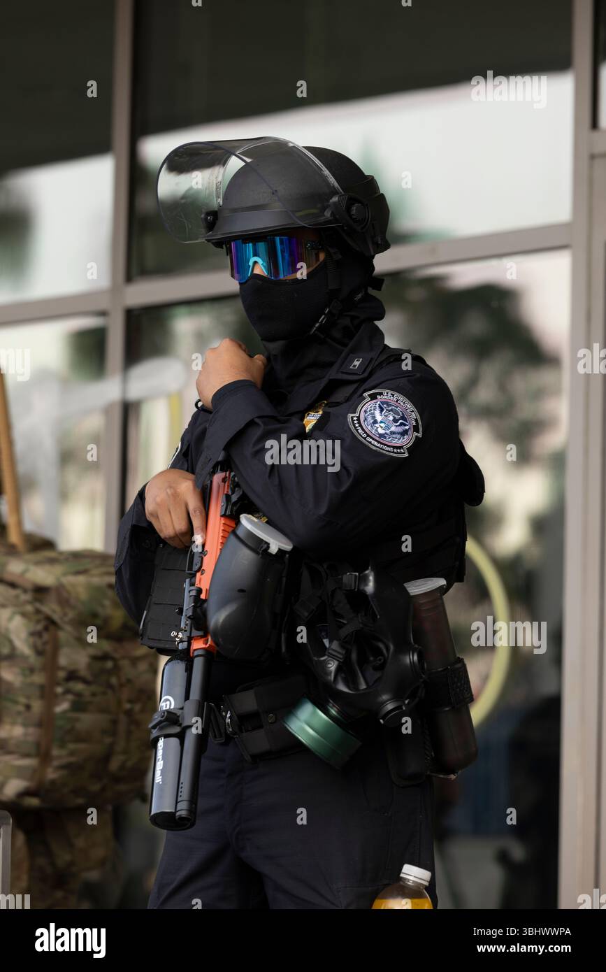 Los Angeles, California, USA - 10 giugno 2025: Gli agenti sul campo della dogana e della protezione delle frontiere (CBP) degli Stati Uniti sorvegliano un edificio federale durante la DEPORTAZIONE DEL GHIACCIO Foto Stock