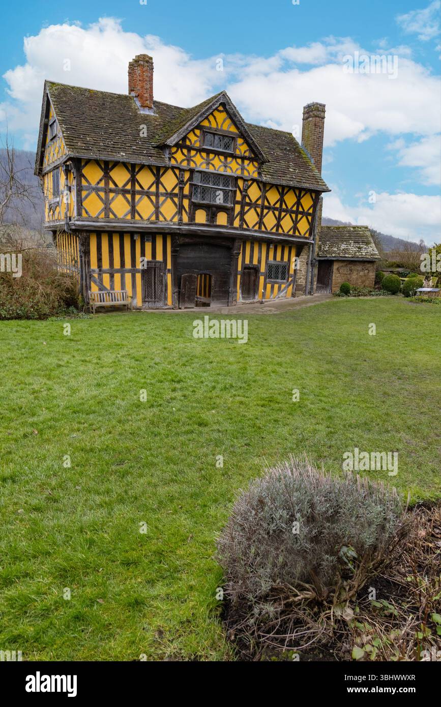 Stokesay Castle, Shropshire; The Gatehouse, un edificio del XVII secolo fa parte del maniero medievale del XIII secolo; Shropshire Inghilterra Regno Unito Foto Stock