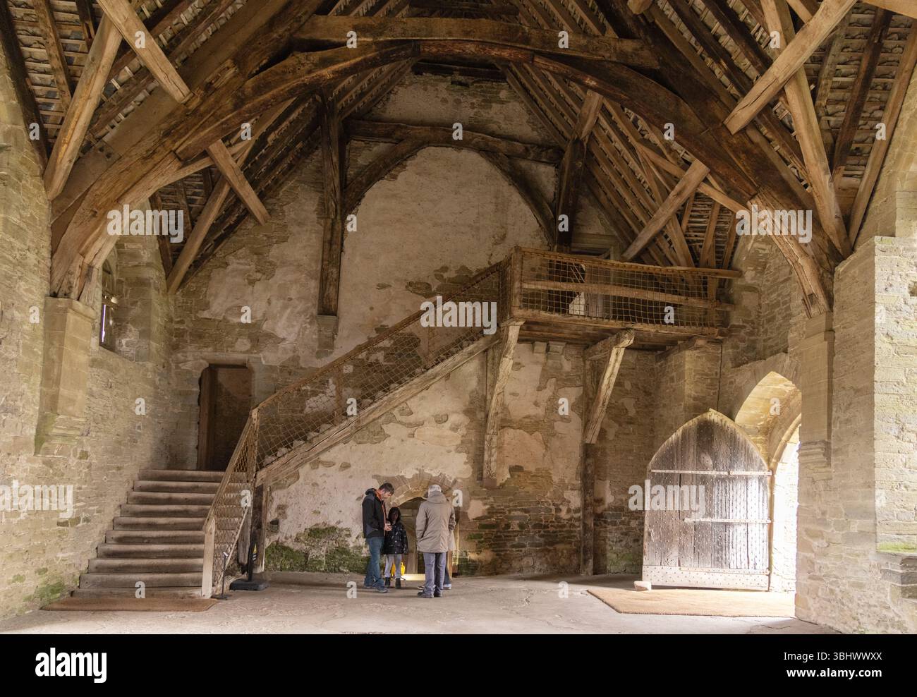 Stokesay Castle Interior, una residenza fortificata medievale del XIII secolo nello Shropshire, Regno Unito. La grande sala con scalinata risale al 1280 Foto Stock