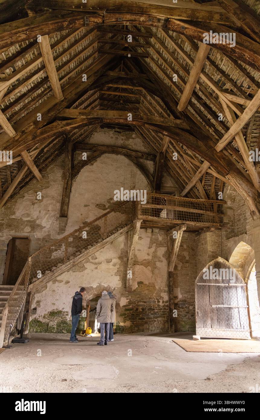 Stokesay Castle Interior, una residenza fortificata medievale del XIII secolo nello Shropshire, Regno Unito. La grande sala con scalinata risale al 1280 Foto Stock