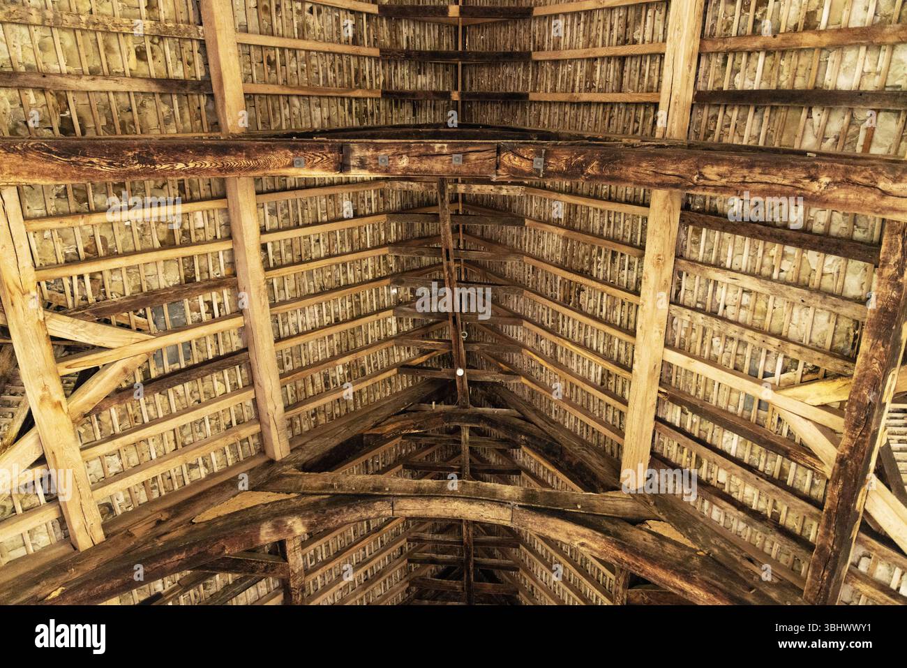 Stokesay Castle Interior, una residenza fortificata medievale del XIII secolo nello Shropshire, Regno Unito. Il tetto in legno Cruck del 1§III secolo della sala. Foto Stock