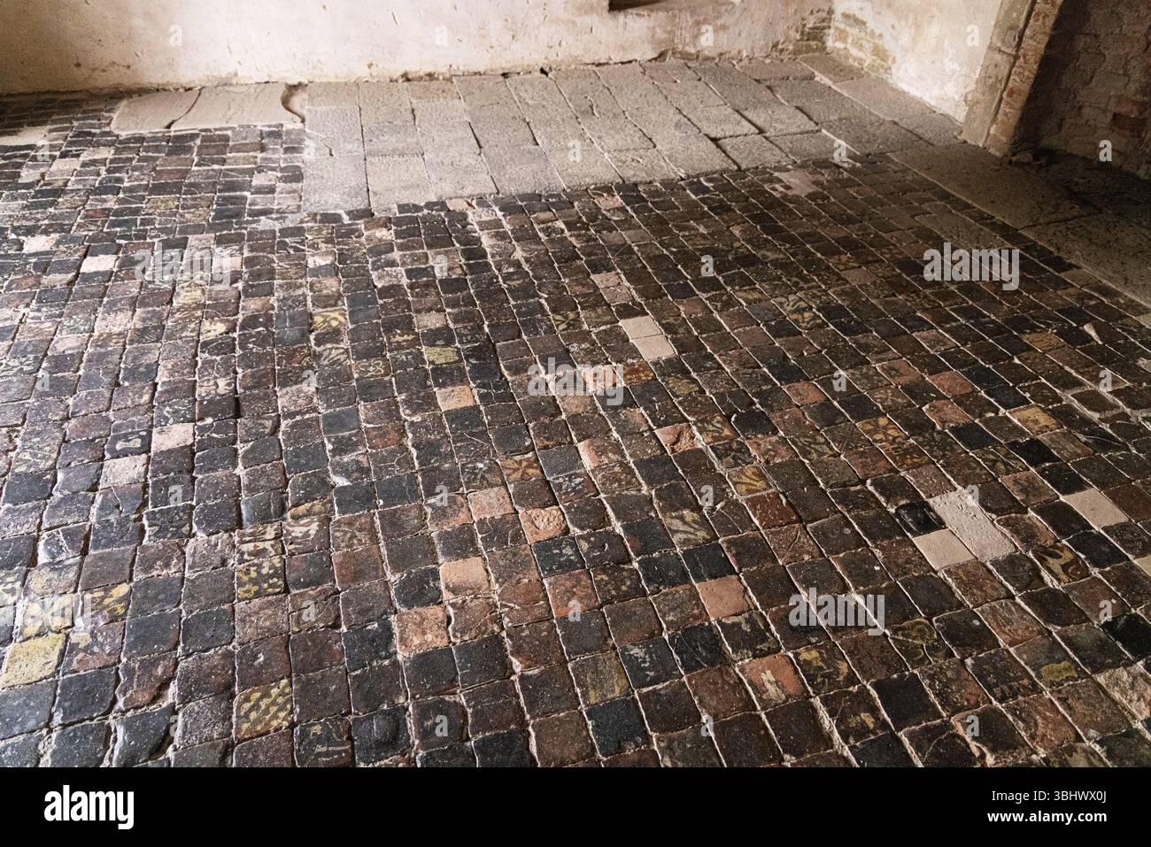 Stokesay Castle Interior, una residenza fortificata nello Shropshire, Regno Unito. Mattonelle medievali risalenti al XIII secolo nella Torre Nord. Foto Stock