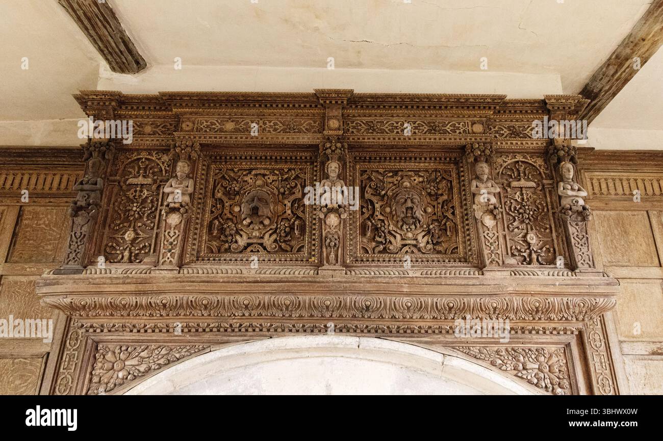 Stokesay Castle Interior, una residenza fortificata medievale del XIII secolo nello Shropshire, Regno Unito. Sculture in legno sul caminetto. Foto Stock