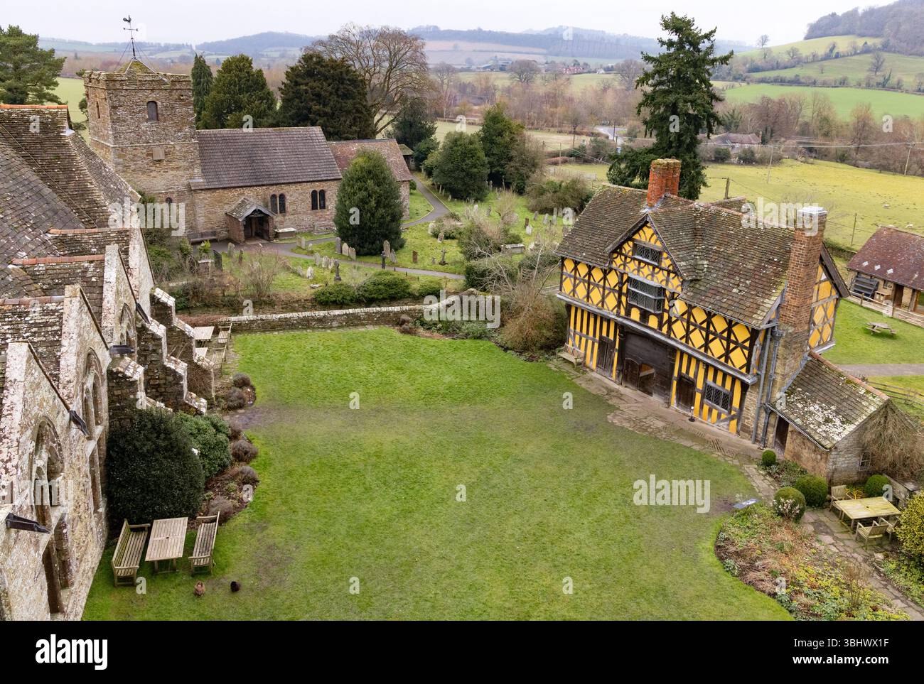 Castello di Stokesay, Shropshire, residenza fortificata del XIII secolo con portone del XVII secolo. Edifici medievali storici, Shropshire Regno Unito Foto Stock