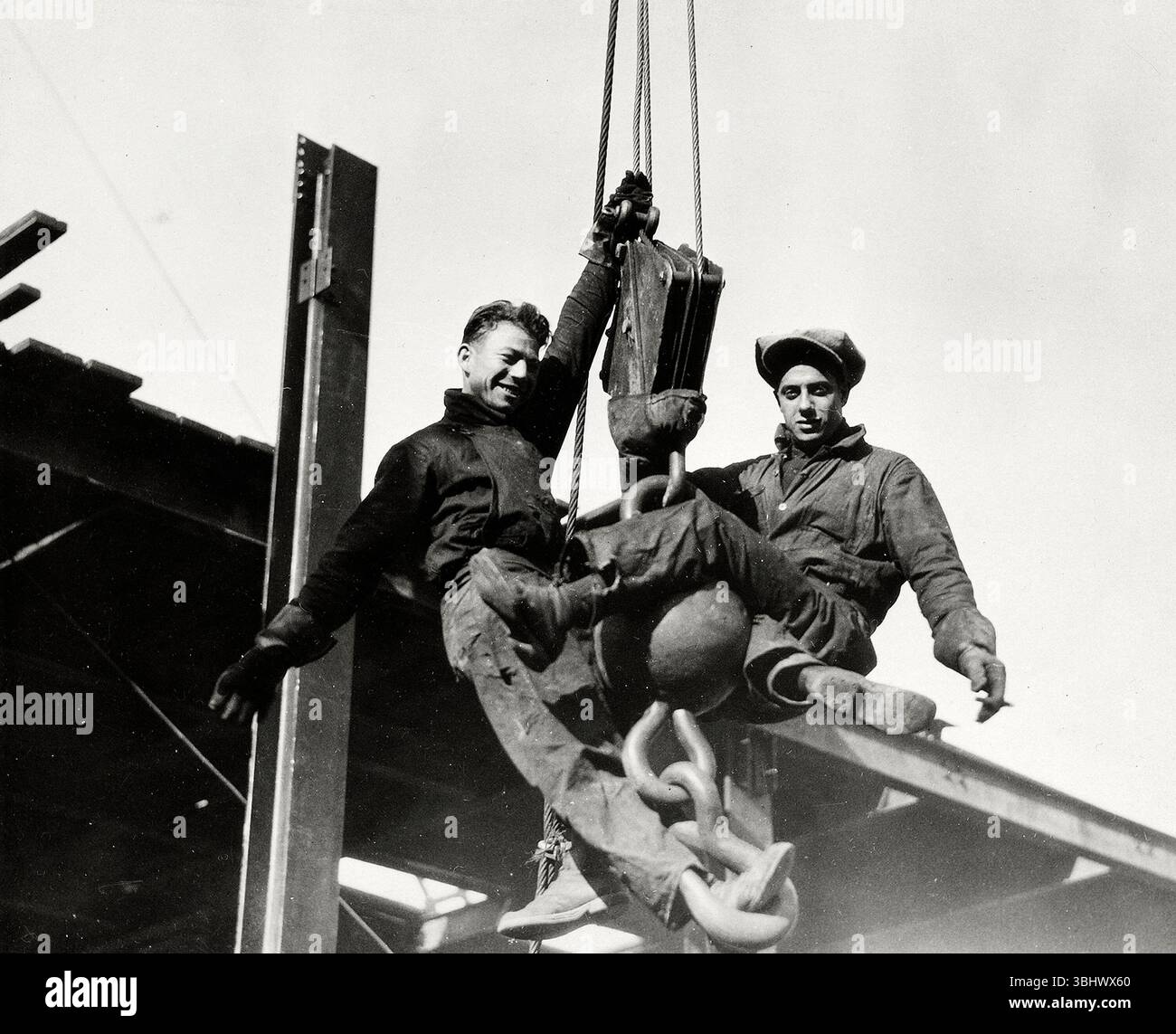 Giovani lavoratori strutturali in cima al grattacielo di New York Foto Stock