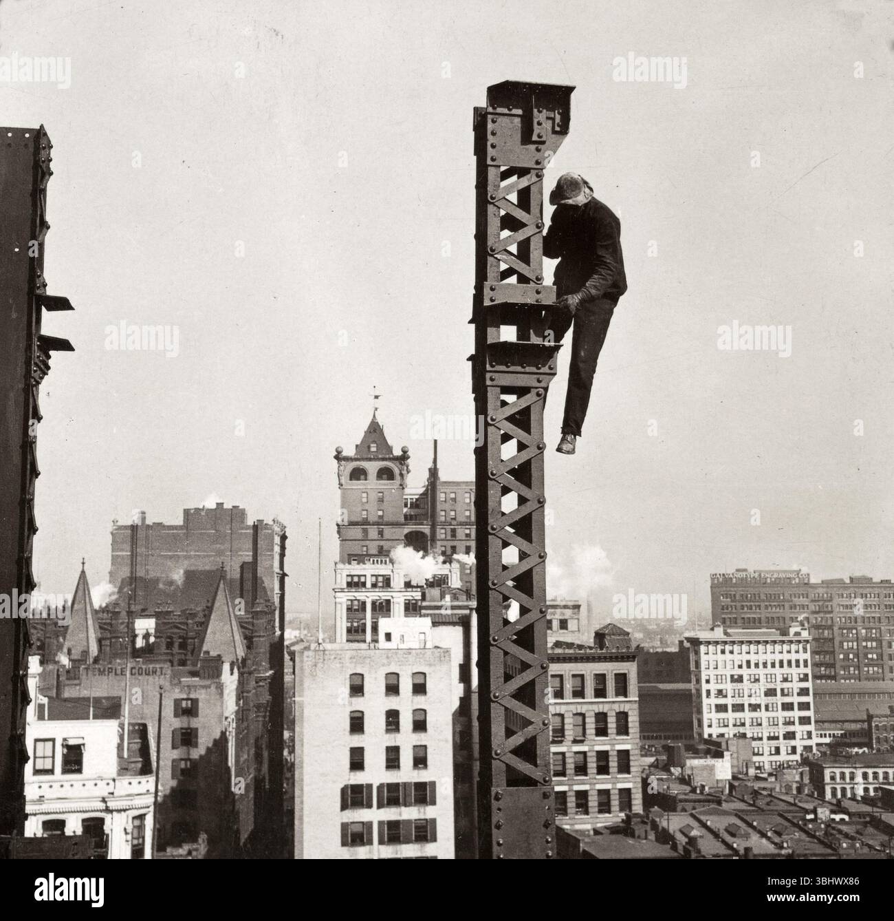 Giovani lavoratori strutturali in cima al grattacielo di New York Foto Stock