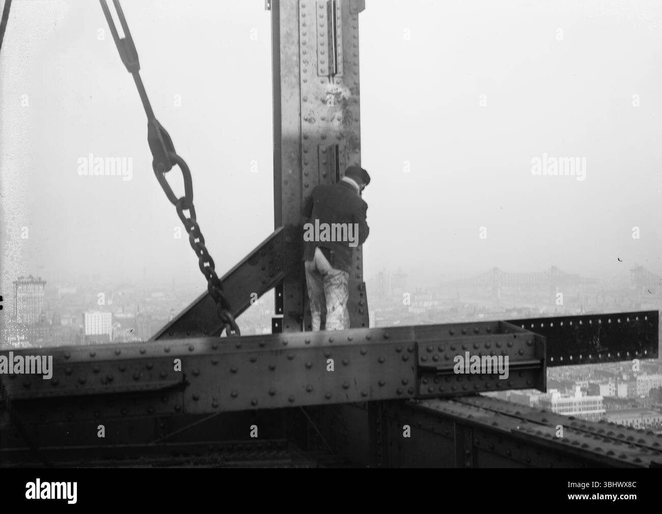 Giovani lavoratori strutturali in alto al 33° piano del Metropolitan Building di New York Foto Stock