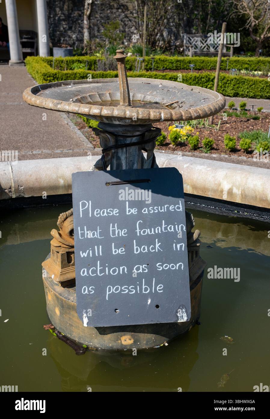 Fountain Out of Order nel Physic Garden di Cowbridge a Glamorgan, Galles del Sud, Regno Unito Foto Stock