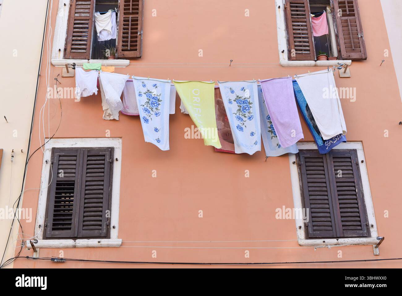 Fila di vestiti su una casa a Pola, Croazia. Foto Stock