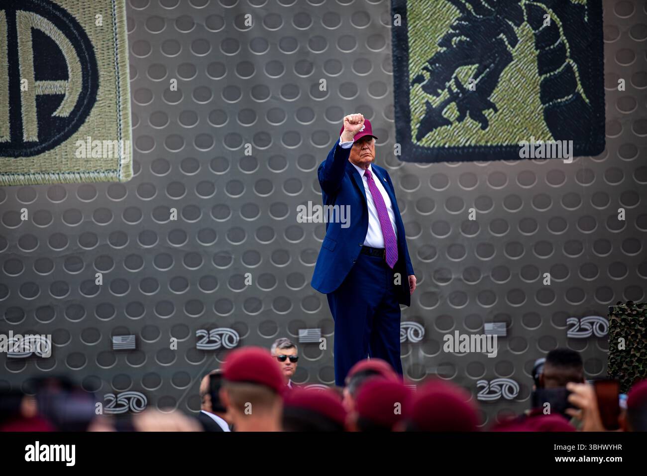Fort Bragg, Stati Uniti d'America. 10 giugno 2025. Il presidente degli Stati Uniti Donald Trump gesta alla folla prima di pronunciare osservazioni per celebrare il compleanno dell'esercito 250 alla base militare di Fort Bragg, il 10 giugno 2025 a Fort Bragg, Carolina del Nord. Trump ha fatto un discorso pieno di lamentele politiche di parte, prendendo in giro il presidente Biden e attaccando il governatore della California e sindaco di Los Angeles. Crediti: PFC. Jaquari Lindsey/foto dell'esercito degli Stati Uniti/Alamy Live News Foto Stock