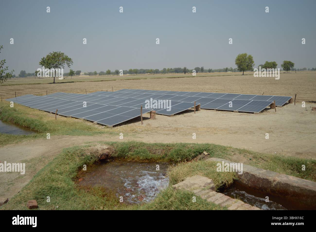 Tubo a energia solare bene per l'irrigazione nella campagna della provincia di Punjab Foto Stock
