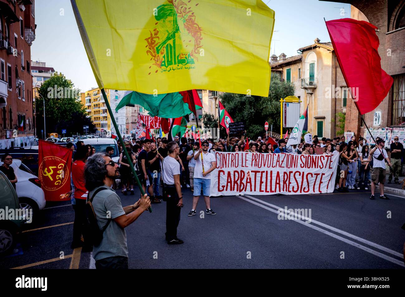 Manifestazione contro il genocidio del popolo palestinese nel quartiere Garbatella ROMA, ITALIA - 11 GIUGNO: Manifestazione con la bandiera di Hezbollah, durante la manifestazione contro il genocidio del popolo palestinese e il sionismo nel quartiere Garbatella, dove nelle ultime settimane si sono verificati attacchi esplosivi e incendi dolosi a sostegno della lotta del popolo palestinese l'11 giugno 2025 a Roma, Italia. Roma Italia Copyright: XStefanoxMontesix Foto Stock