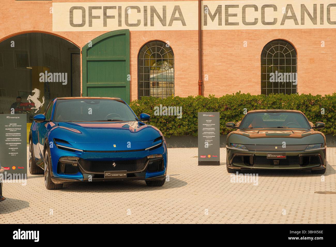 Ferrari Purosangue e 12Cilindri di fronte al Museo Enzo Ferrari di Modena, Italia Foto Stock