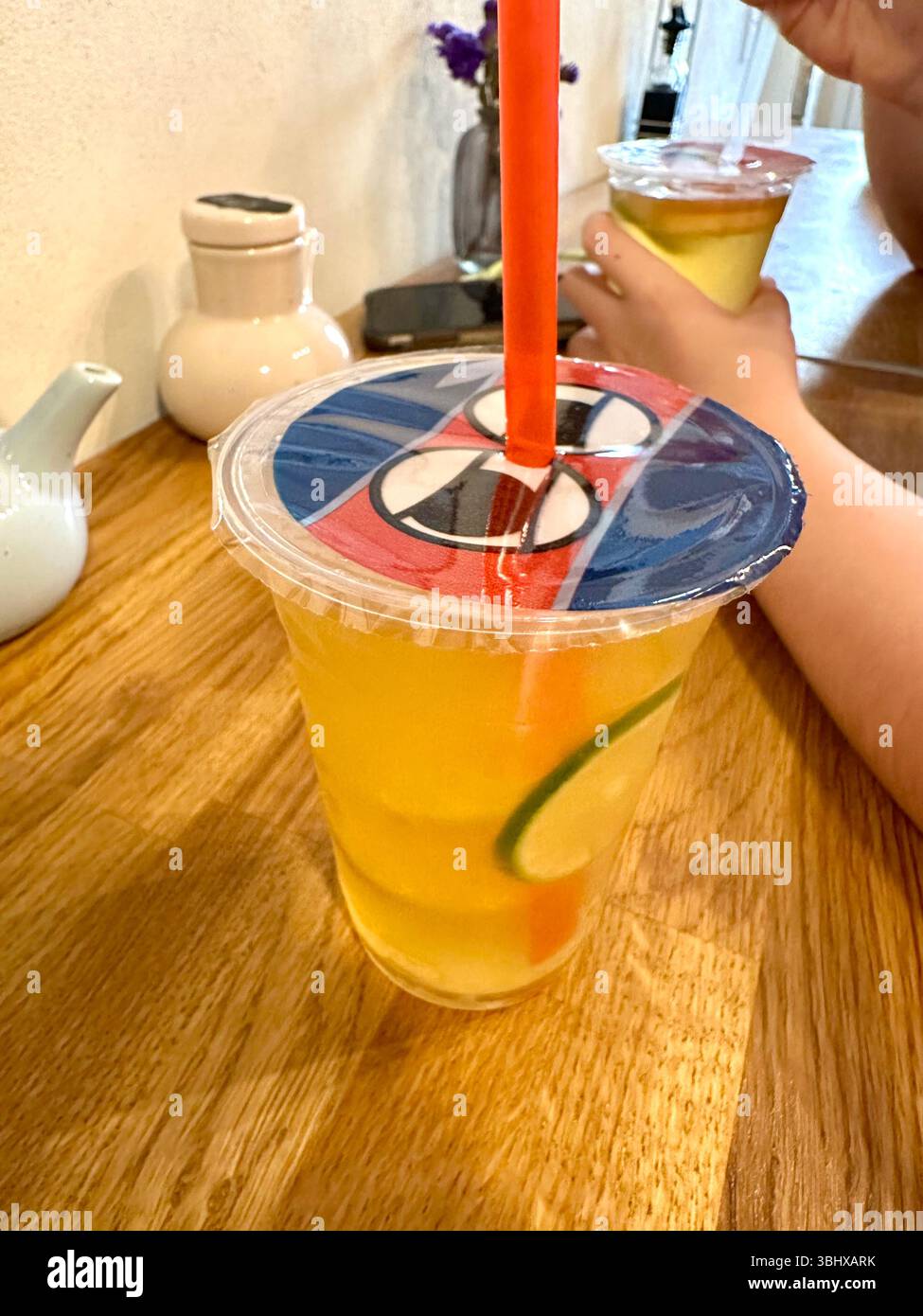 Due tazze di plastica di tè freddo al limone - Immagine stock catturata con smartphone