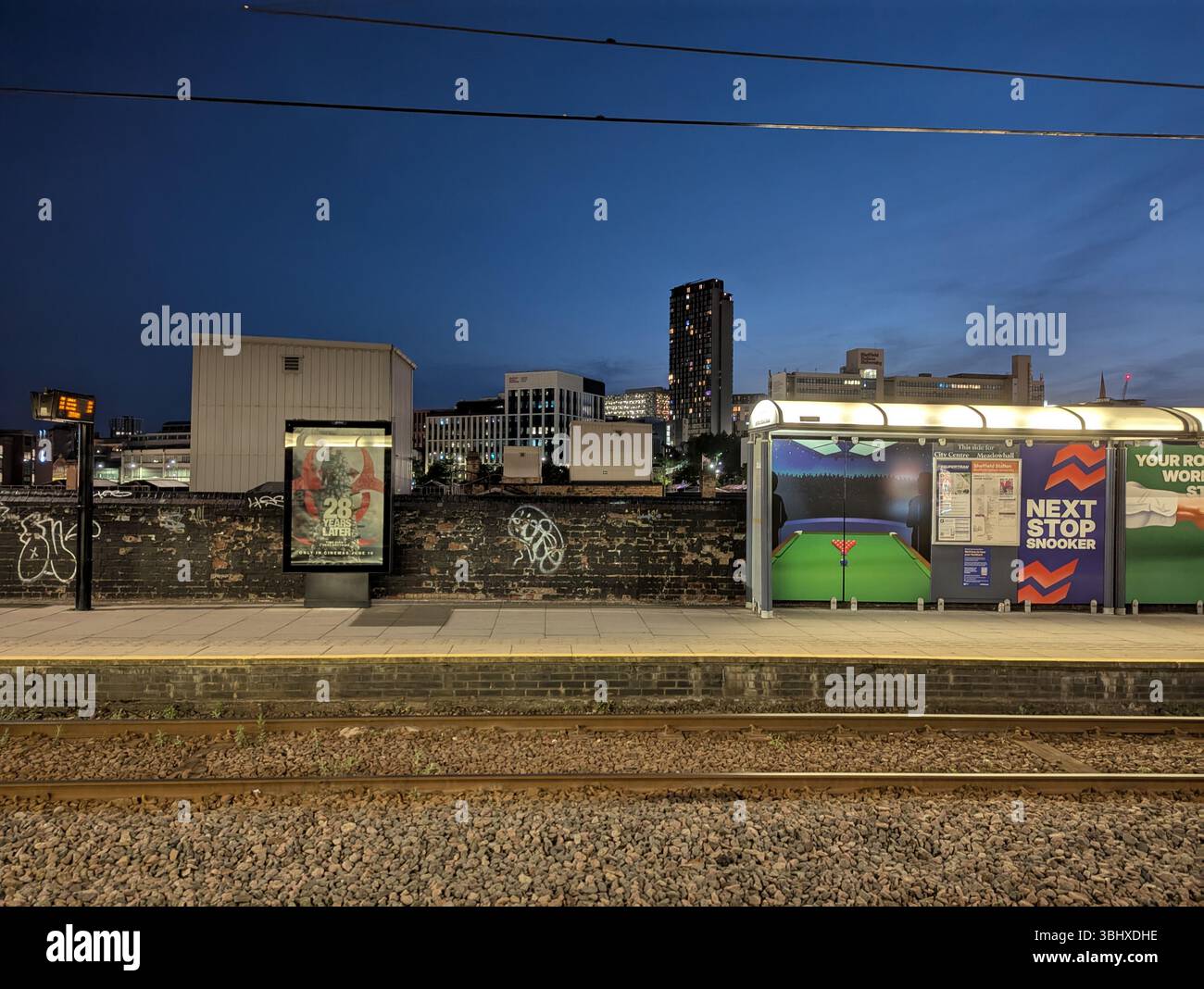 Skyline notturno del centro di Sheffield 2025. Fermata Supertram della stazione di Sheffield per la stazione/Hallam University, parte della linea blu 1 50 fermate - Immagine stock catturata con smartphone