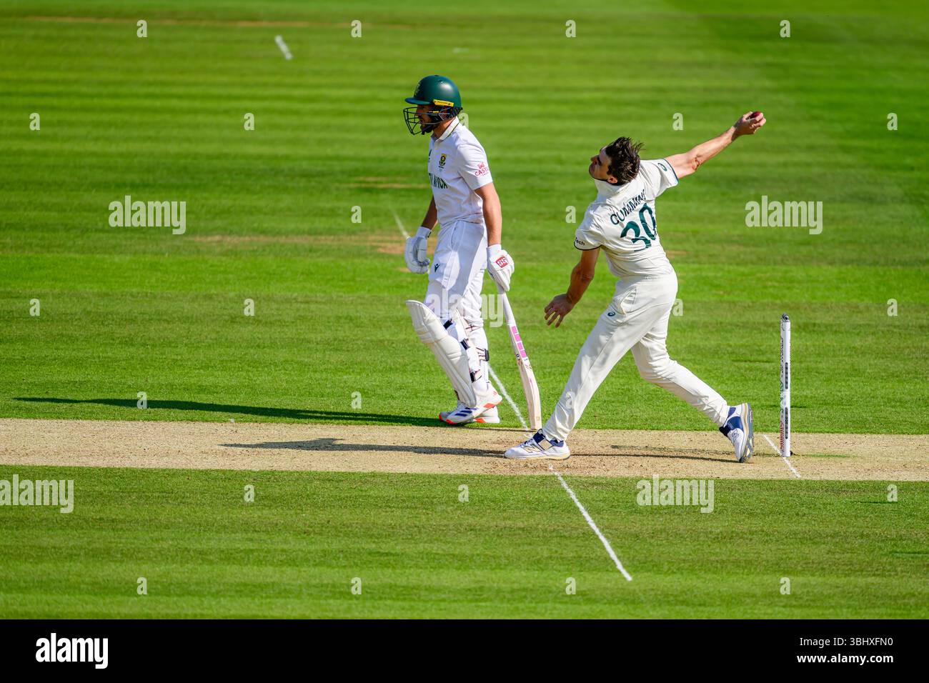 LONDRA, REGNO UNITO. 11 giugno: Pat Cummins dell'Australia (capitano) (a destra) in azione durante la finale del Campionato del mondo di test 2025 ICC Australia vs Sud Africa al Lord's Cricket Ground mercoledì 11 giugno 2025 a LONDRA, REGNO UNITO. Crediti: Taka Wu/Alamy Live News Foto Stock