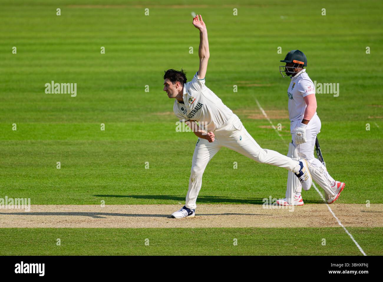 LONDRA, REGNO UNITO. 11 giugno: Pat Cummins of Australia (capitano) in azione durante la finale del Campionato del mondo di test 2025 ICC Australia vs Sud Africa al Lord's Cricket Ground mercoledì 11 giugno 2025 a LONDRA, REGNO UNITO. Crediti: Taka Wu/Alamy Live News Foto Stock