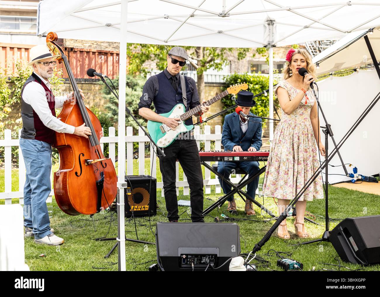 Una band dal vivo si esibisce al London Concours Classic Car Show 2025 Foto Stock