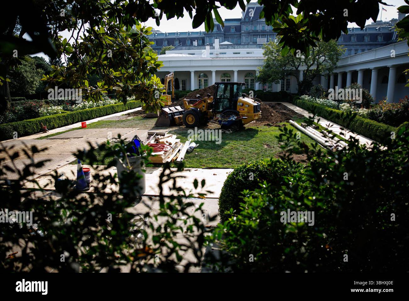 Washington, Stati Uniti. 11 giugno 2025. La costruzione in corso nel Rose Garden è visibile alla Casa Bianca mercoledì 11 giugno 2025 a Washington, DC. Foto di Samuel Corum/UPI Credit: UPI/Alamy Live News Foto Stock