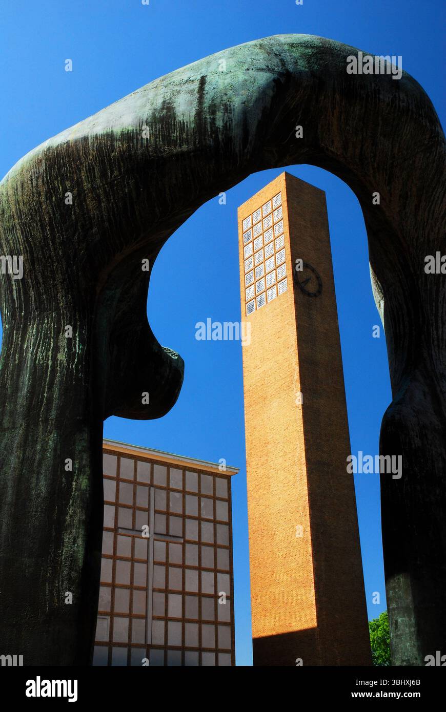 La scultura di Henry Moore Large Arch incornicia il primo campanile congregazionale nel centro di Columbus, Indiana Foto Stock
