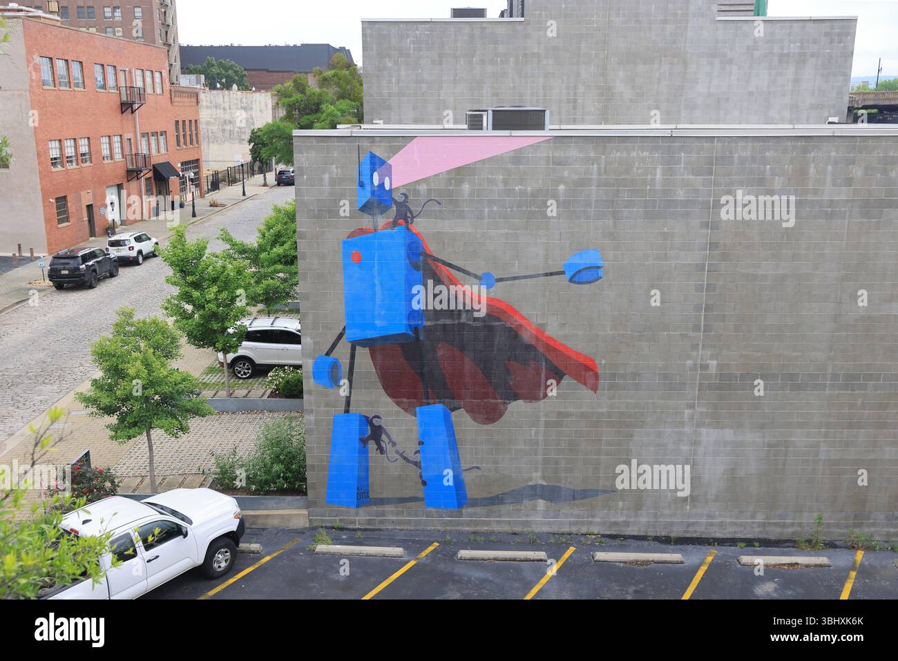 Red Cape robot Mural, murale a 3 piani dell'artista locale John Lytle Wilson, il suo amore per i cartoni animati ha ispirato i suoi famosi dipinti di scimmie e robot, Birmingham. Foto Stock Red Cape robot Mural, murale a 3 piani dell'artista locale John Lytle Wilson, il suo amore per i cartoni animati ha ispirato i suoi famosi dipinti di scimmie e robot, Birmingham. Foto Stock