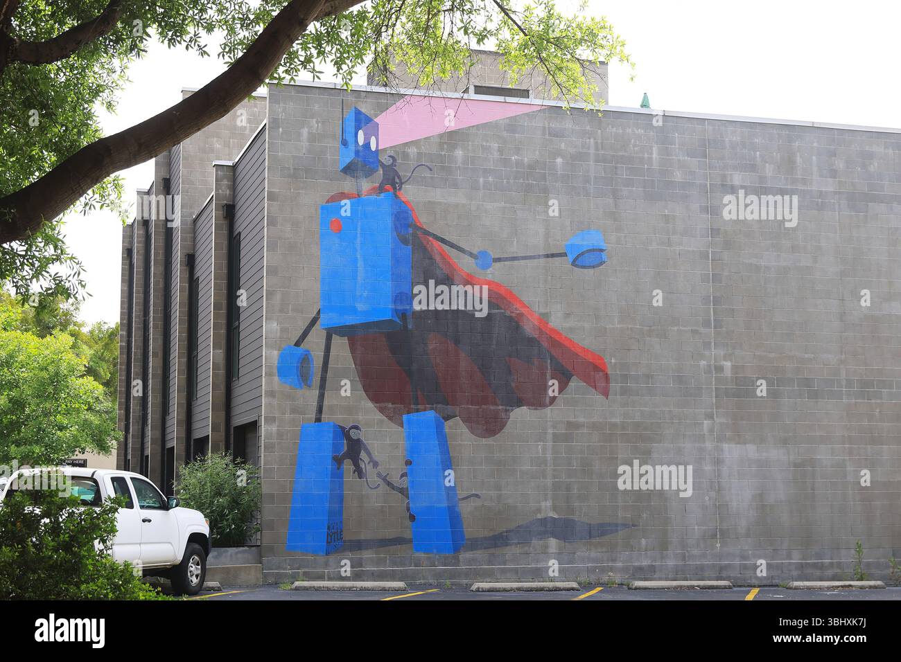 Red Cape robot Mural, murale a 3 piani dell'artista locale John Lytle Wilson, il suo amore per i cartoni animati ha ispirato i suoi famosi dipinti di scimmie e robot, Birmingham. Foto Stock Red Cape robot Mural, murale a 3 piani dell'artista locale John Lytle Wilson, il suo amore per i cartoni animati ha ispirato i suoi famosi dipinti di scimmie e robot, Birmingham. Foto Stock