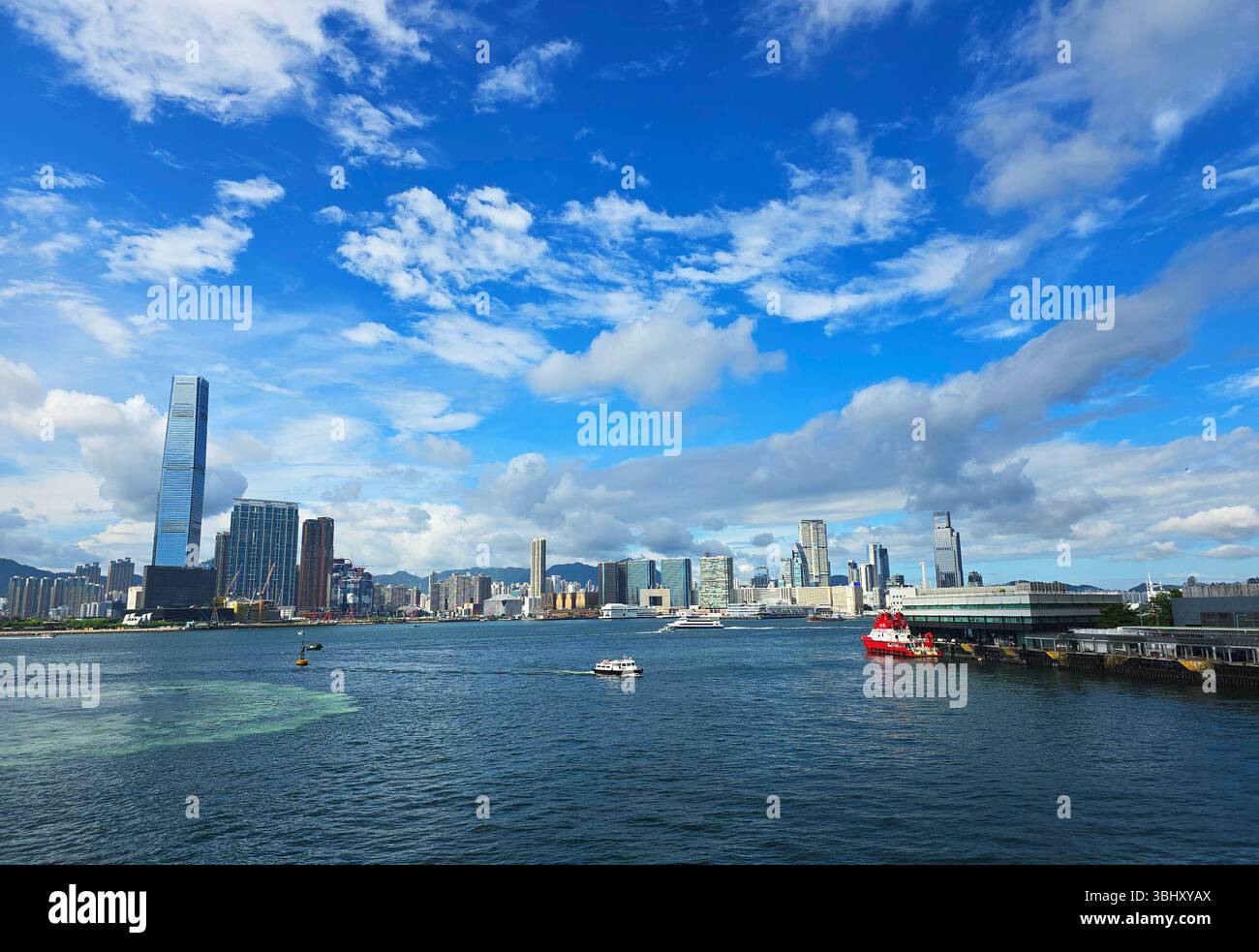 Vista mattutina del porto di Victoria e della torre ICC a Kowloon, Hong Kong. - Immagine stock catturata con smartphone