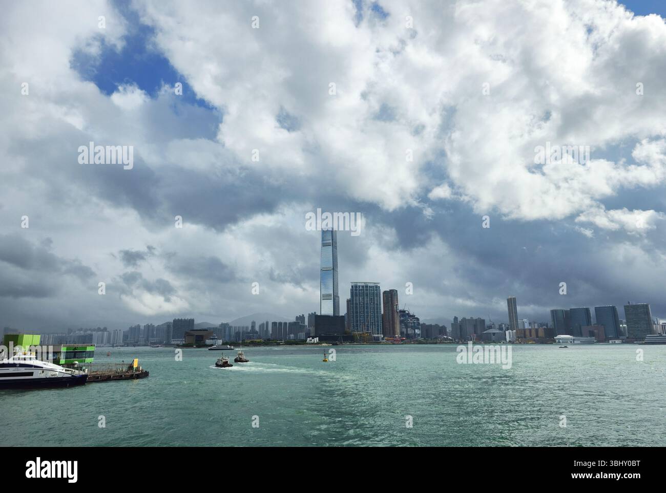 Vista mattutina del porto di Victoria e della torre ICC a Kowloon, Hong Kong. - Immagine stock catturata con smartphone
