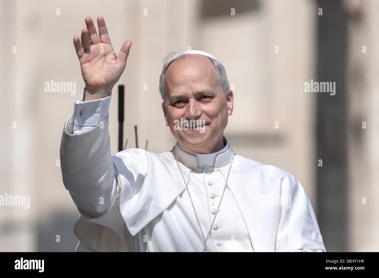 Città del Vaticano, Vaticano. 11 giugno 2025. Papa Leone XIV suona come arriva per la sua udienza generale settimanale in Piazza San Pietro al Vaticano crediti: SOPA Images Limited/Alamy Live News Foto Stock