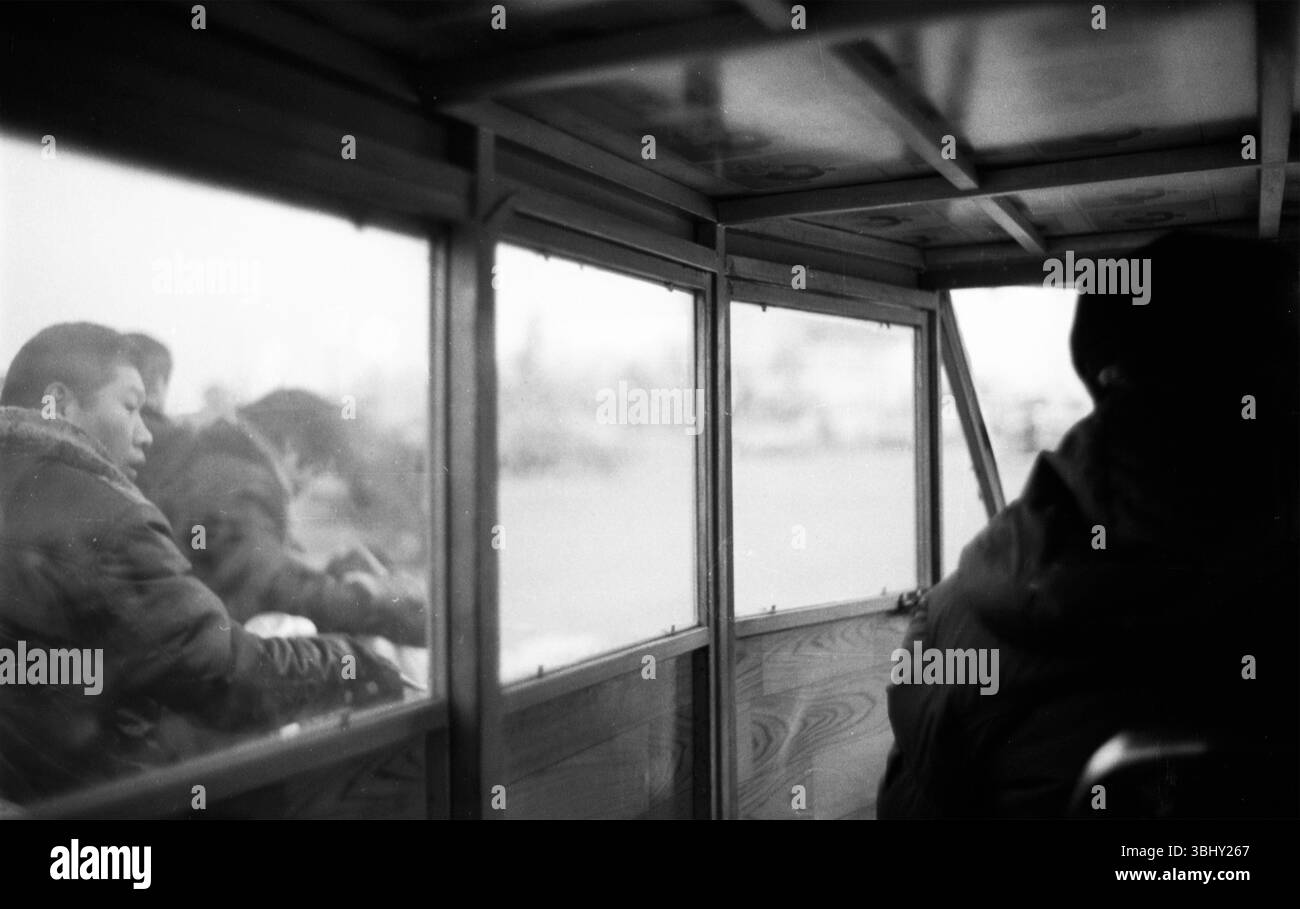 Passeggeri che si appoggiano a bordo di un pullman a bordo di una strada cinese della fine degli anni '2000 Foto Stock