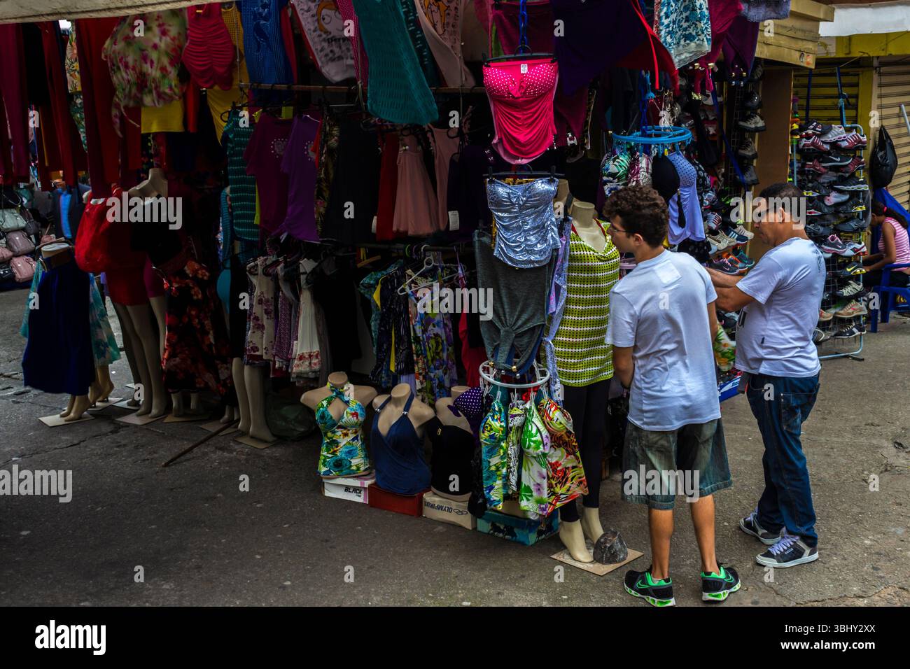 San Paolo, Brasile, 27 novembre 2012. Bancarelle dei venditori ambulanti nel Fernando Costa Bagger, nella piazza omonima, accanto al Dom Pedro II Pa Foto Stock