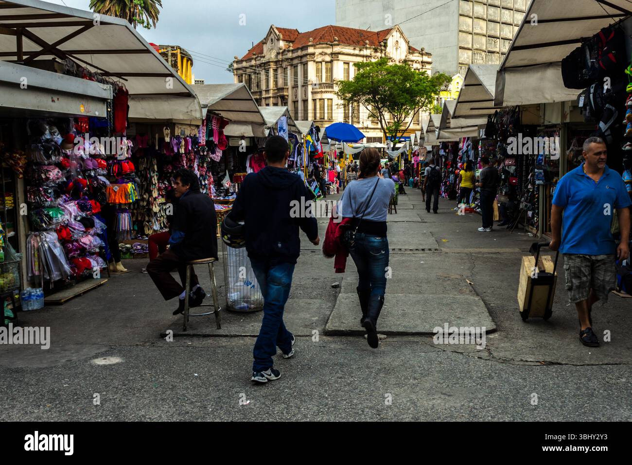 San Paolo, Brasile, 27 novembre 2012. Bancarelle dei venditori ambulanti nel Fernando Costa Bagger, nella piazza omonima, accanto al Dom Pedro II Pa Foto Stock