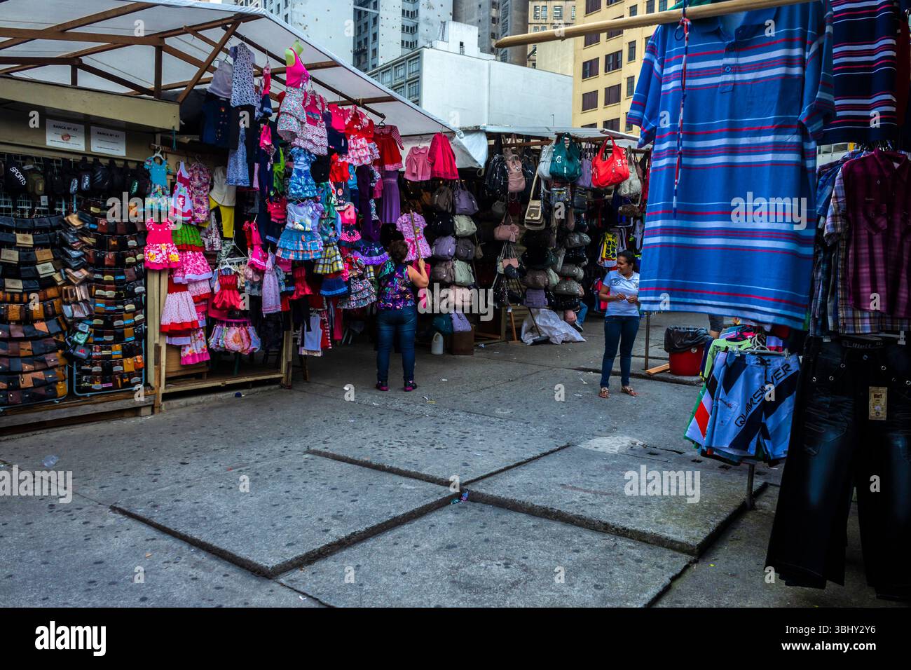 San Paolo, Brasile, 27 novembre 2012. Bancarelle dei venditori ambulanti nel Fernando Costa Bagger, nella piazza omonima, accanto al Dom Pedro II Pa Foto Stock