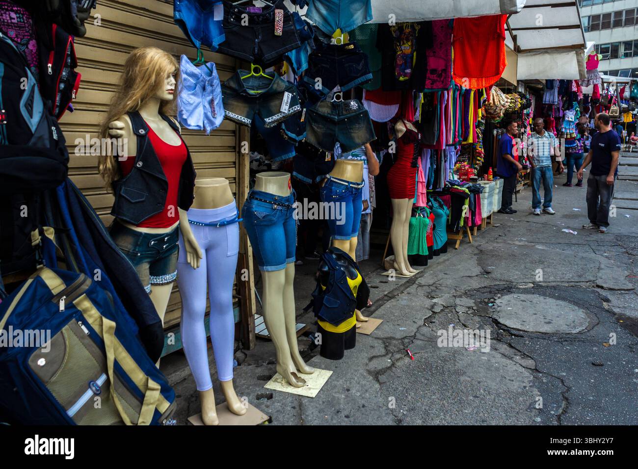 San Paolo, Brasile, 27 novembre 2012. Bancarelle dei venditori ambulanti nel Fernando Costa Bagger, nella piazza omonima, accanto al Dom Pedro II Pa Foto Stock