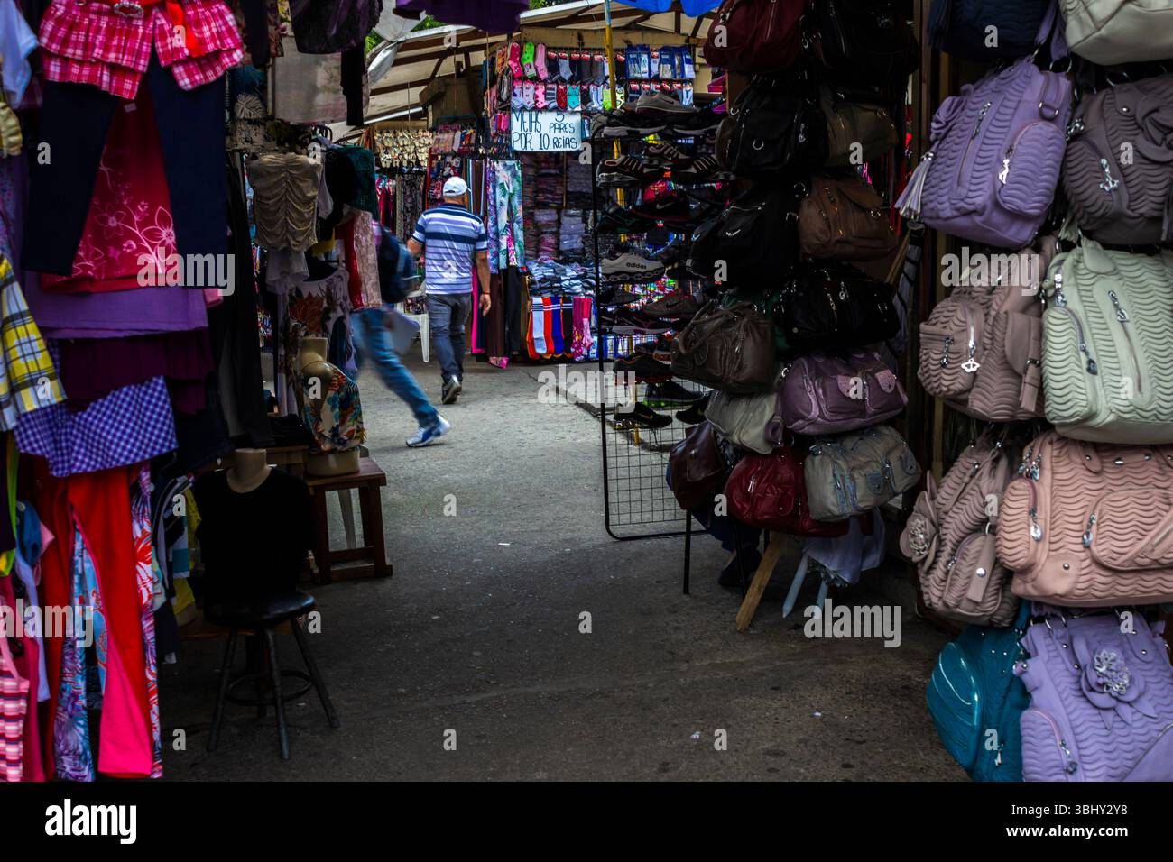 San Paolo, Brasile, 27 novembre 2012. Bancarelle dei venditori ambulanti nel Fernando Costa Bagger, nella piazza omonima, accanto al Dom Pedro II Pa Foto Stock