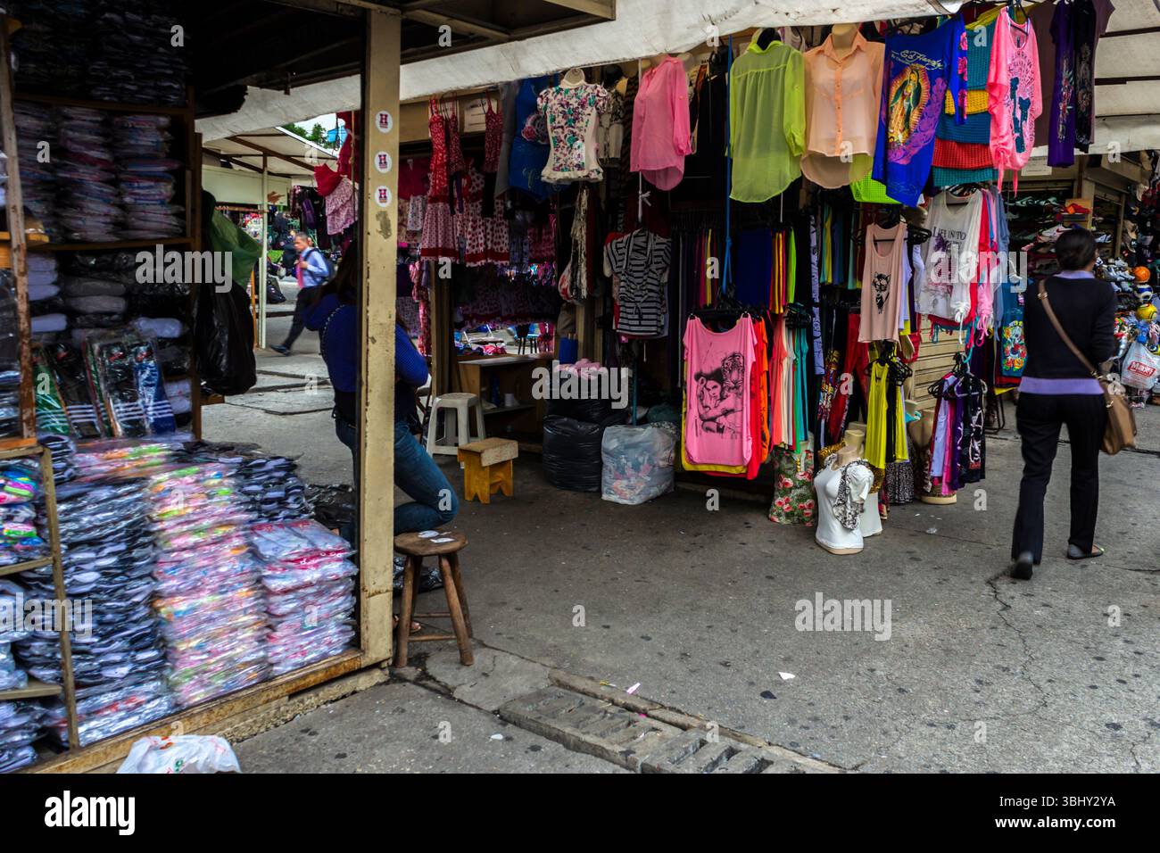 San Paolo, Brasile, 27 novembre 2012. Bancarelle dei venditori ambulanti nel Fernando Costa Bagger, nella piazza omonima, accanto al Dom Pedro II Pa Foto Stock